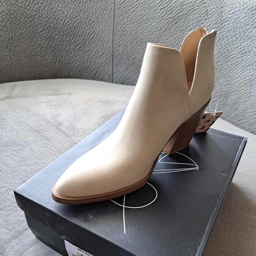Womens boots size 8 - cream color - brand MYSOFT